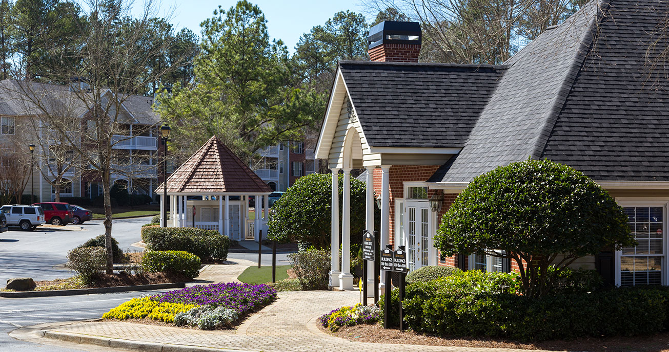 exterior of clubhouse with gazebo, river vista, atlanta ga