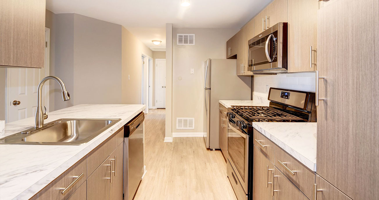 kitchen with appliances, seven oaks, odenton md