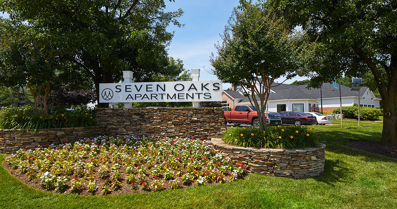 seven oaks sinage with flowers, seven oaks, odenton md