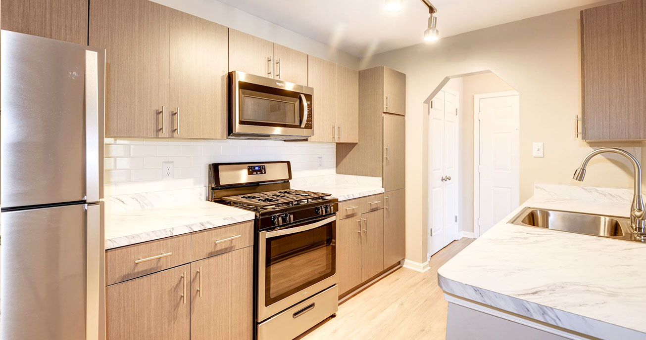 kitchen with appliances, seven oaks, odenton md